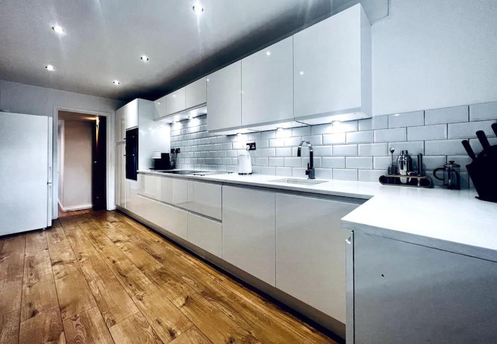 Entire Modern House In Tamworth - 2 Double Beds + Free Parking Villa Buitenkant foto