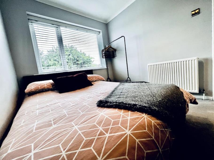 Entire Modern House In Tamworth - 2 Double Beds + Free Parking Villa Buitenkant foto