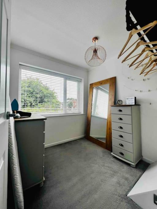 Entire Modern House In Tamworth - 2 Double Beds + Free Parking Villa Buitenkant foto